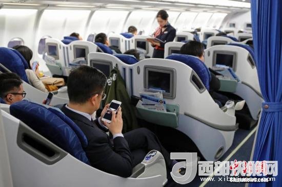 在東航MU5137航班上，旅客全程在飛行模式下可以使用手機。殷立勤 攝