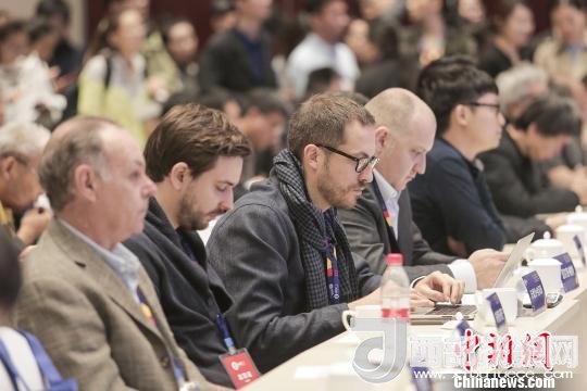 河北工業(yè)設(shè)計(jì)創(chuàng)新中心(以下簡(jiǎn)稱HIDC)啟動(dòng)儀式暨“設(shè)計(jì)促轉(zhuǎn)型·創(chuàng)新贏未來(lái)”國(guó)際工業(yè)設(shè)計(jì)工作坊26日在河北省省會(huì)石家莊市舉行。圖為與會(huì)各國(guó)設(shè)計(jì)師?！⌒ば?攝