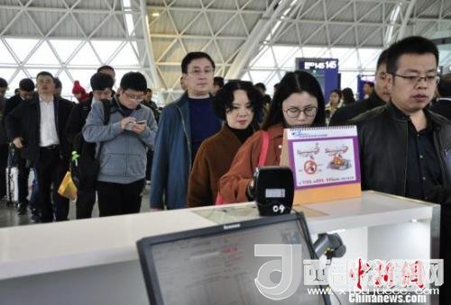 圖為旅客等待進(jìn)入客艙。　呂俊明 攝