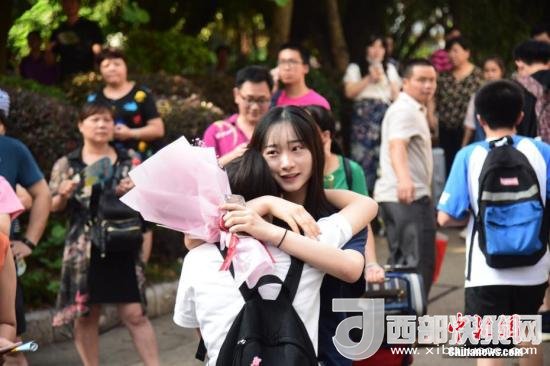 資料圖：一名家屬擁抱走出考場的考生。 王以照 攝