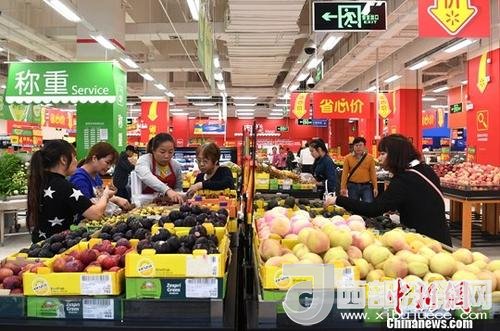 資料圖：民眾在超市選購(gòu)水果。<a target='_blank'  data-cke-saved- >中新社</a>記者 俞靖 攝