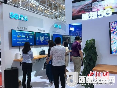 資料圖：普通消費者在參觀5G技術(shù)展示。<a target='_blank'  data-cke-saved-  >中新網(wǎng)</a> 吳濤 攝