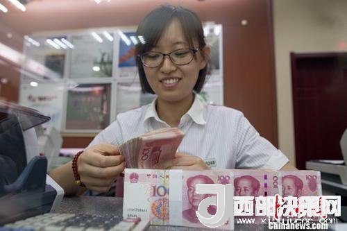 7月5日，山西太原一銀行工作人員正在清點(diǎn)貨幣。人民幣對(duì)美元匯率中間價(jià)在經(jīng)歷了過去11個(gè)交易中的10次下調(diào)后終于迎來大漲。5日，中國(guó)外匯交易中心公布人民幣對(duì)美元匯率中間價(jià)報(bào)6.6180，較前一交易日大幅上調(diào)415個(gè)基點(diǎn)，創(chuàng)下自2017年10月11日以來的最大升幅。<a target='_blank' >中新社</a>記者 張?jiān)?攝