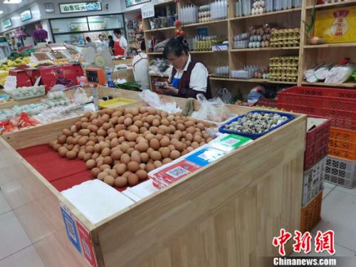 圖為菜市場(chǎng)里賣的雞蛋。 謝藝觀 攝
