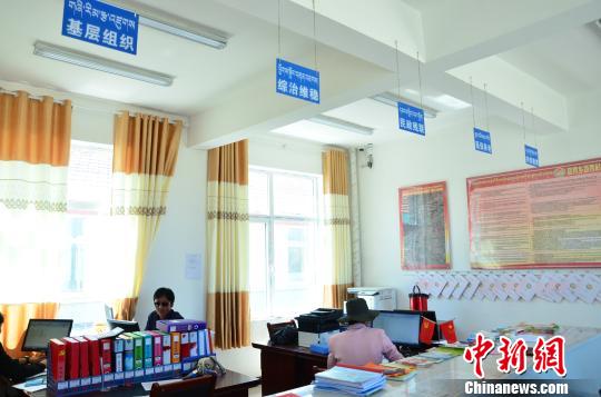 圖為塔秀村的便民服務(wù)大廳。　魯?shù)り?攝