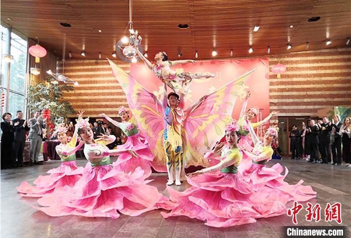 圖為雜技演員通過精湛的技藝贏得了滿堂喝彩?！「拭C省文化和旅游廳網(wǎng)站 攝