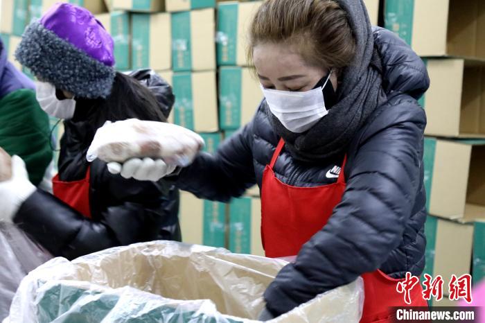 當雄縣民眾將牦牛肉裝箱?！‘斝劭h 供圖 攝