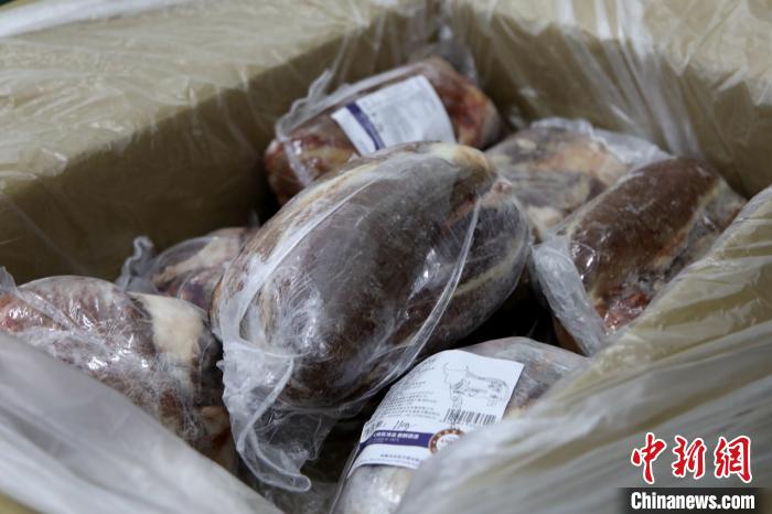 當雄縣援鄂物資中的牦牛肉，圖中的為腱子肉，是牦牛肉中的“極品”。　當雄縣 供圖 攝