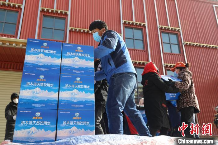 西藏當雄給湖北荊州送去冰川礦泉水、牦牛肉等物資