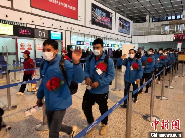 外出務(wù)工人員有序排隊(duì)辦理登記手續(xù)?！O友軍 攝