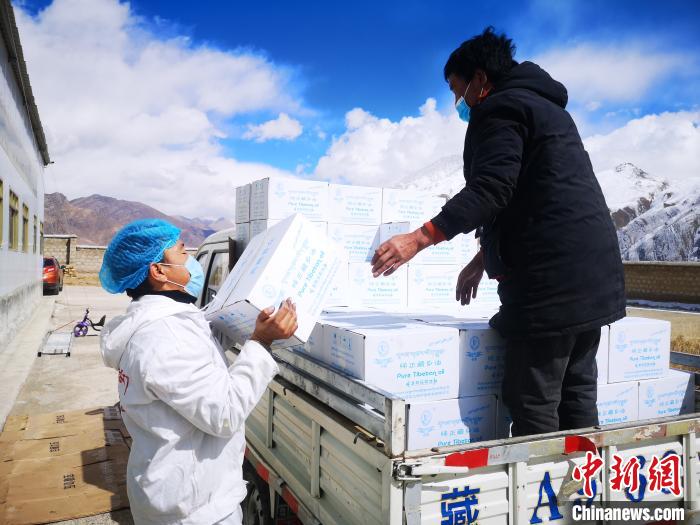 圖為工作人員搬運物資。堆龍德慶區(qū)宣傳部供圖