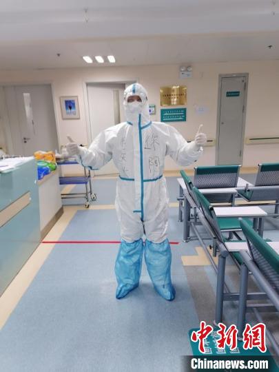 徐陶在工作中。四川援助湖北醫(yī)療隊供圖