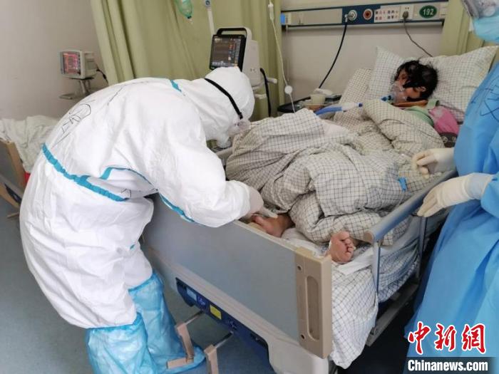 徐陶在工作中。四川援助湖北醫(yī)療隊供圖