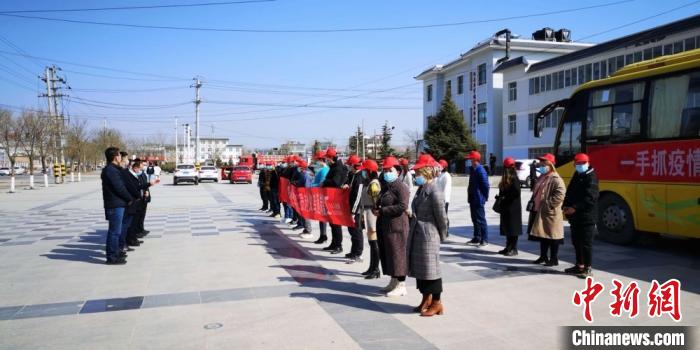 圖為甘肅禮縣，歡送首批乘“專車”赴浙江的務(wù)工人員。(資料圖) 田瑞萍 攝