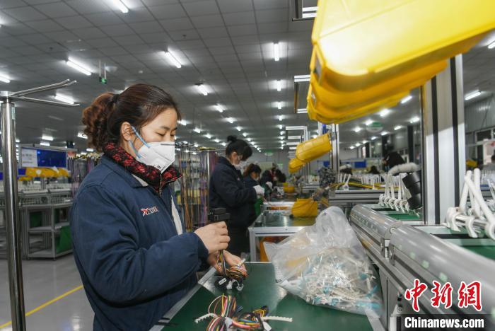 工人戴著口罩搶抓生產(chǎn)?！】到?攝