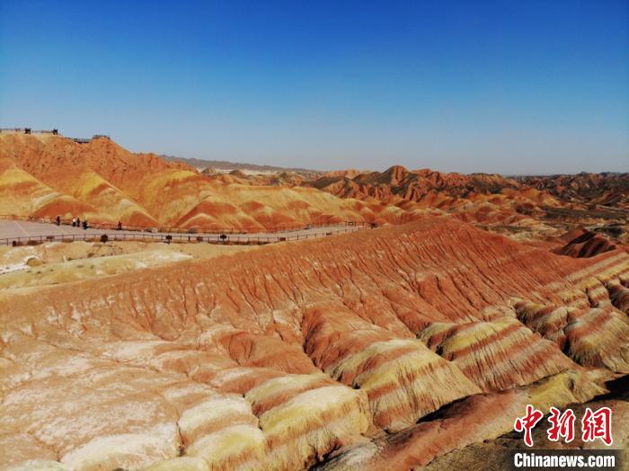 航拍下的七彩丹霞。　楊艷敏 攝