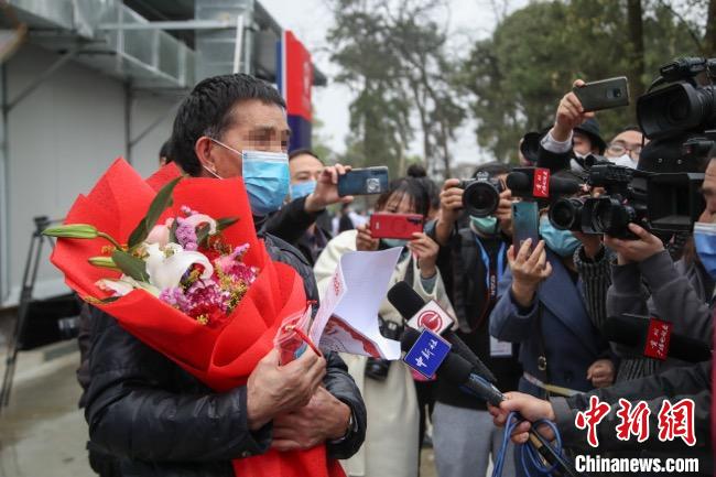 圖為貴州省最后一名新冠肺炎確診患者從貴州省將軍山醫(yī)院出院，患者接受媒體采訪。　瞿宏倫 攝