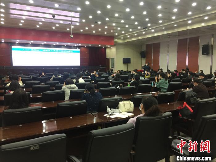 山西選派554名疫情防控指導(dǎo)員駐校指導(dǎo)高三年級開學(xué)疫情防控?！「呷鸱?攝