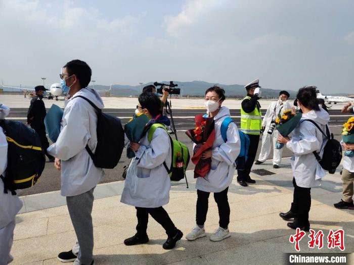 圖為交警向醫(yī)療隊敬禮。　韓帥南 攝