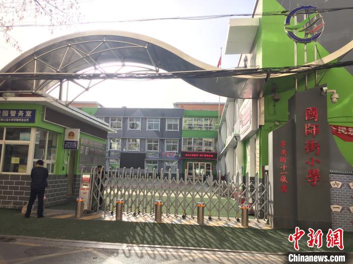 校門口設(shè)置臨時等候區(qū)，區(qū)域四周5米為禁行區(qū)。　高瑞峰 攝