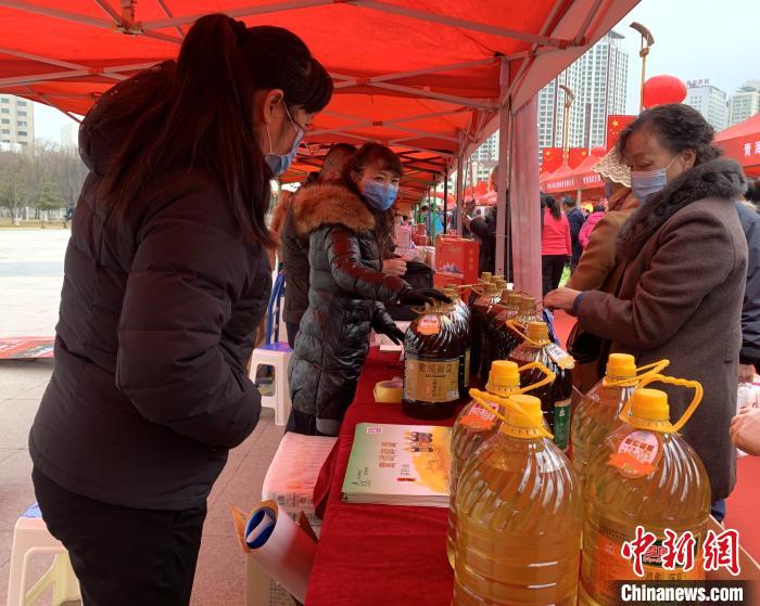 圖為市民們正在采購(gòu)商品?！O睿 攝