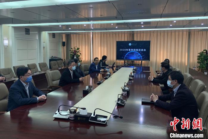 寧夏大學(xué)2020年春季首場綜合類“網(wǎng)絡(luò)雙選會”現(xiàn)場。　李佩珊 攝