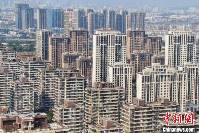 房地產(chǎn)行業(yè)作為特殊的商品銷售業(yè)，受疫情影響，一些企業(yè)資金回籠困難，亟待金融和稅務(wù)部門的政策支持。　泱波 攝