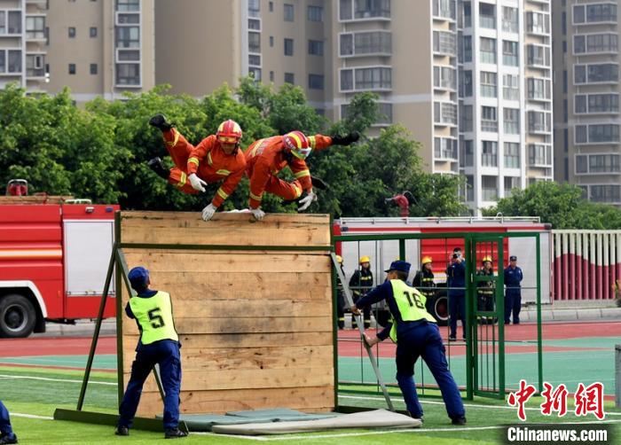 新消防員進(jìn)行消防障礙接力操展示。　劉忠俊 攝