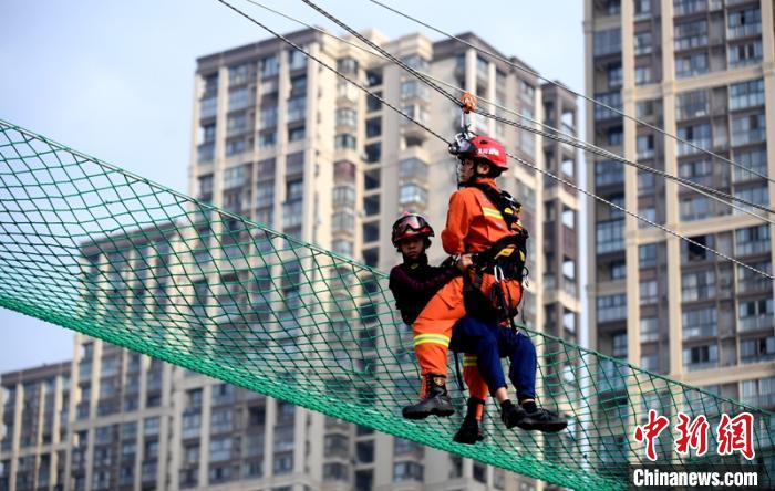 新消防員進(jìn)行T型救援操展示?！⒅铱?攝