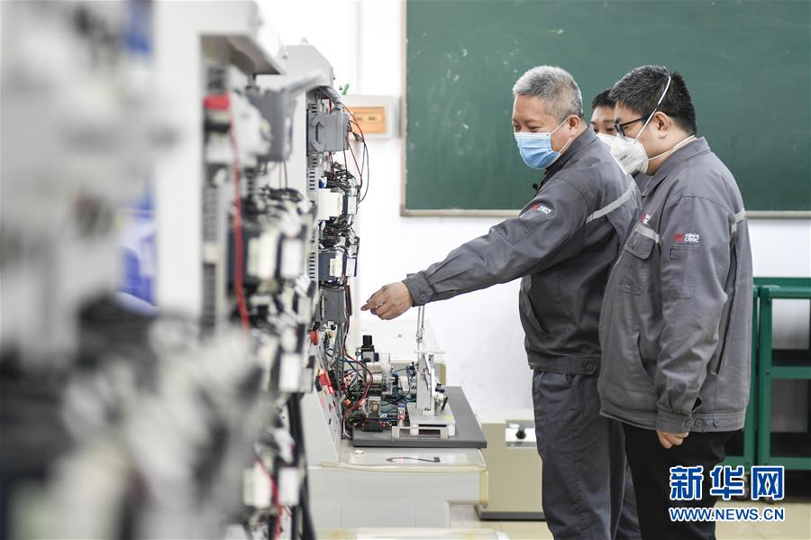 （在習(xí)近平新時(shí)代中國(guó)特色社會(huì)主義思想指引下——新時(shí)代新作為新篇章·習(xí)近平總書(shū)記關(guān)切事·圖文互動(dòng)）（8）汗水的味道——記錄奮戰(zhàn)在復(fù)工復(fù)產(chǎn)一線(xiàn)的勞動(dòng)者