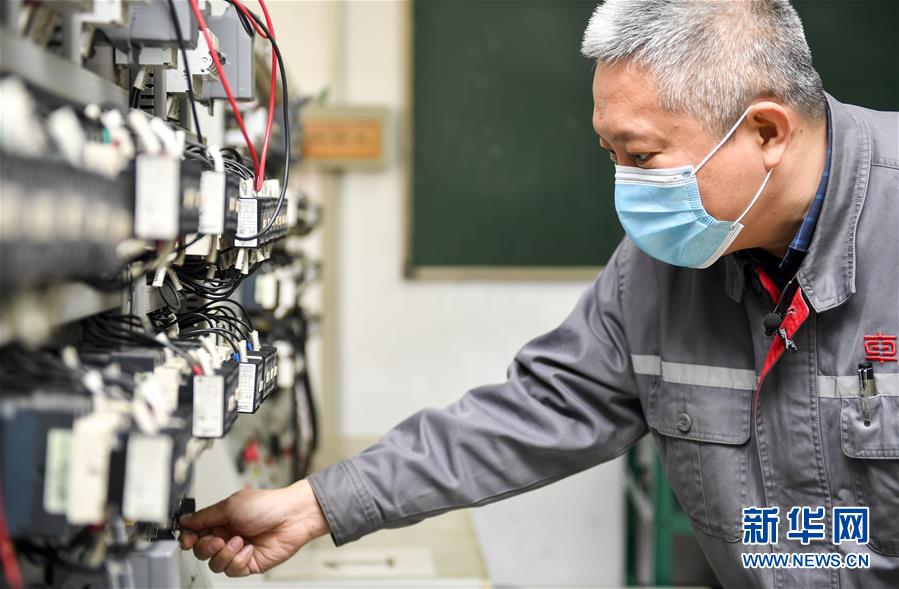 （在習(xí)近平新時(shí)代中國(guó)特色社會(huì)主義思想指引下——新時(shí)代新作為新篇章·習(xí)近平總書(shū)記關(guān)切事·圖文互動(dòng)）（5）汗水的味道——記錄奮戰(zhàn)在復(fù)工復(fù)產(chǎn)一線(xiàn)的勞動(dòng)者