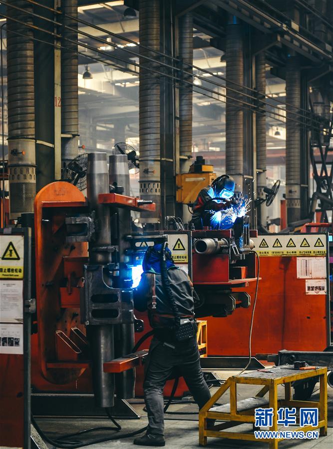 （在習(xí)近平新時(shí)代中國(guó)特色社會(huì)主義思想指引下——新時(shí)代新作為新篇章·習(xí)近平總書(shū)記關(guān)切事·圖文互動(dòng)）（4）汗水的味道——記錄奮戰(zhàn)在復(fù)工復(fù)產(chǎn)一線(xiàn)的勞動(dòng)者