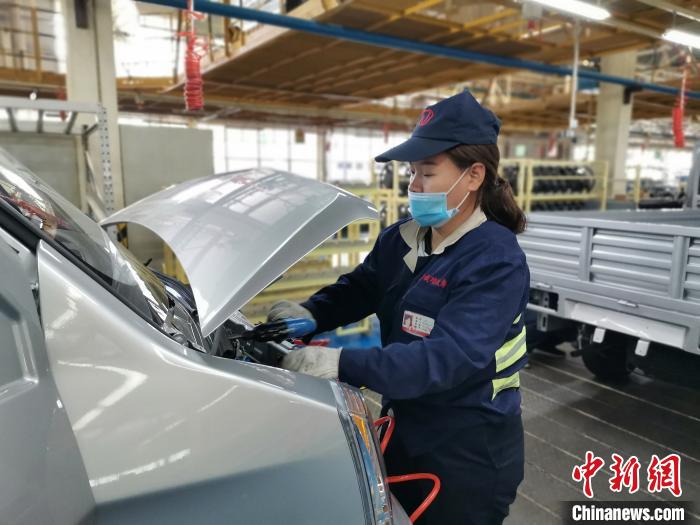 在滿足國外市場供應(yīng)的同時，成功汽車也緊盯國內(nèi)市場，拓渠道保銷量?！「唢w 攝