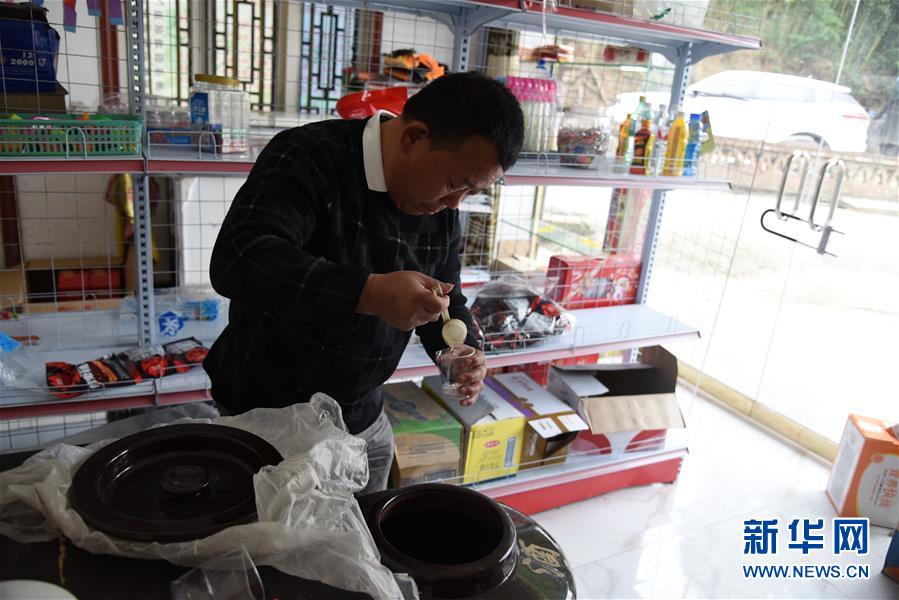 (新華全媒頭條·圖文互動(dòng))(5)刺梨花開(kāi)滿山紅——記在貴州脫貧攻堅(jiān)一線奮斗的殘疾人