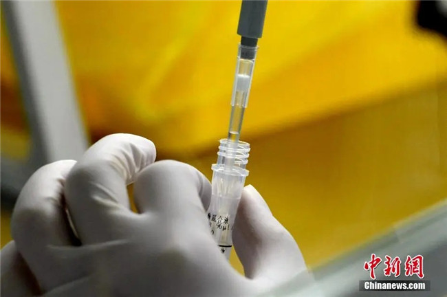 資料圖：工作人員正在準(zhǔn)備檢測(cè)試劑。<a target='_blank'  data-cke-saved- >中新社</a>記者 王東明 攝