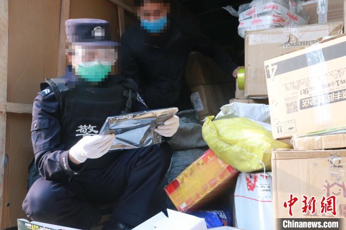 圖為勐康邊檢站民警在對快遞運輸車輛進行例行檢查?！钐?攝