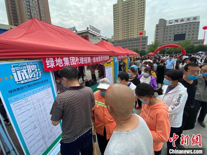 一些知名企業(yè)展臺(tái)前，投遞簡(jiǎn)歷、咨詢就業(yè)的人絡(luò)繹不絕?！∏愊?攝