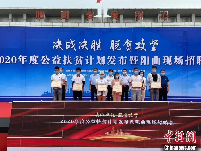 在現(xiàn)場(chǎng)，綠地集團(tuán)與困難就業(yè)群體就業(yè)代表簽署勞務(wù)合同，并為首批6名就業(yè)代表頒發(fā)上崗證書?！∏愊?攝