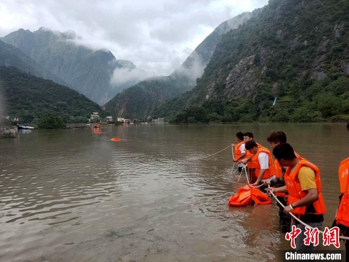 救援人員正在全力營救被困群眾。　丹巴宣提供 攝