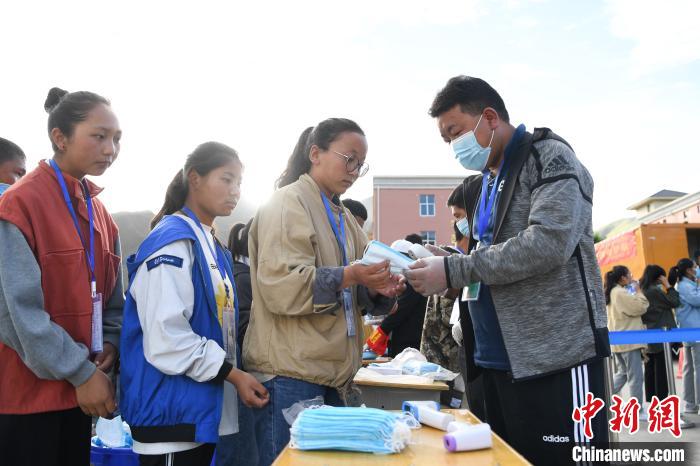 7月7日，考生在拉薩三高考點外領(lǐng)取口罩?！『闻罾?攝