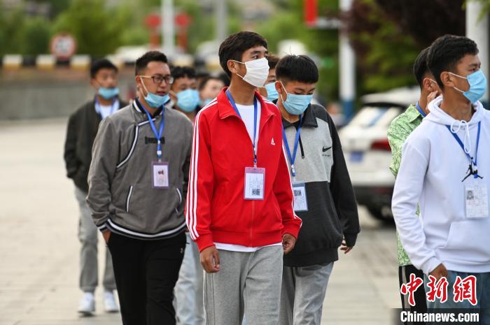 7月7日，考生在拉薩三高考點外有序排隊，等待進入考場?！『闻罾?攝