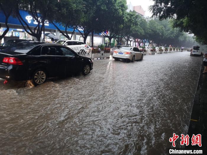 圖為重慶萬州城區(qū)積水嚴(yán)重?！≈貞c萬州區(qū)委宣傳部供圖 攝