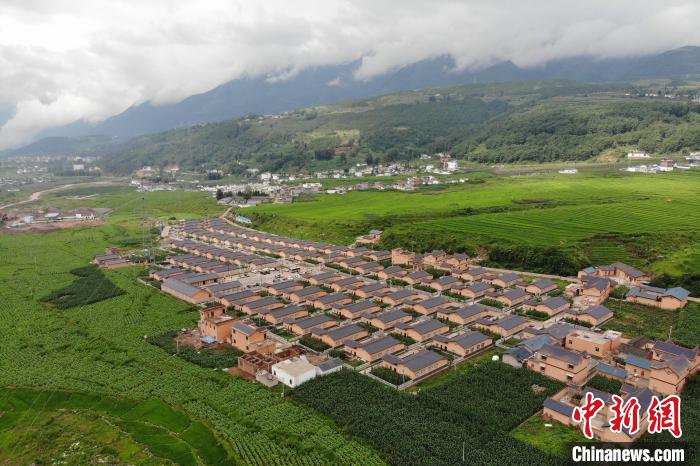 甲甲溝村新建農(nóng)房掩映在農(nóng)作之間。　張浪 攝