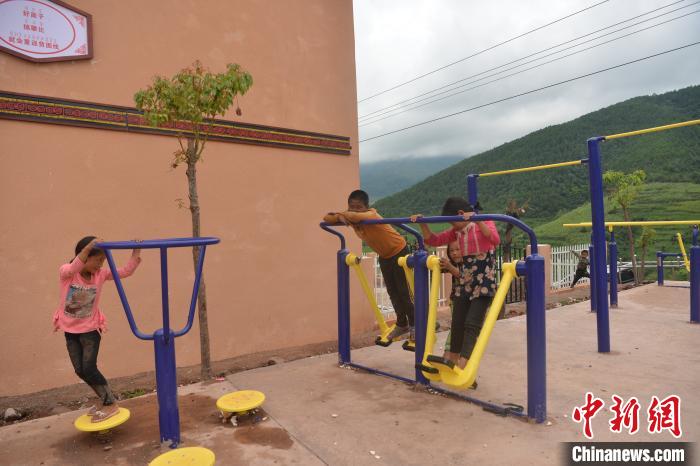 甲甲溝村里玩耍的孩子?！埨?攝