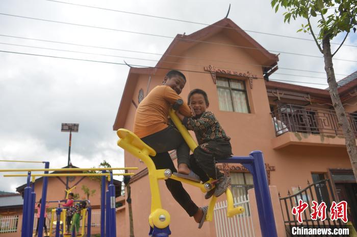 甲甲溝村里玩耍的孩子?！埨?攝