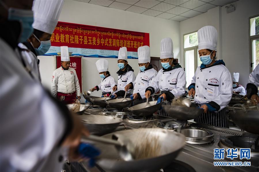 （新華全媒頭條·走向我們的小康生活·圖文互動(dòng)）（2）扎西德勒，我們的新家園——西藏易地扶貧搬遷搬出幸福美好新生活