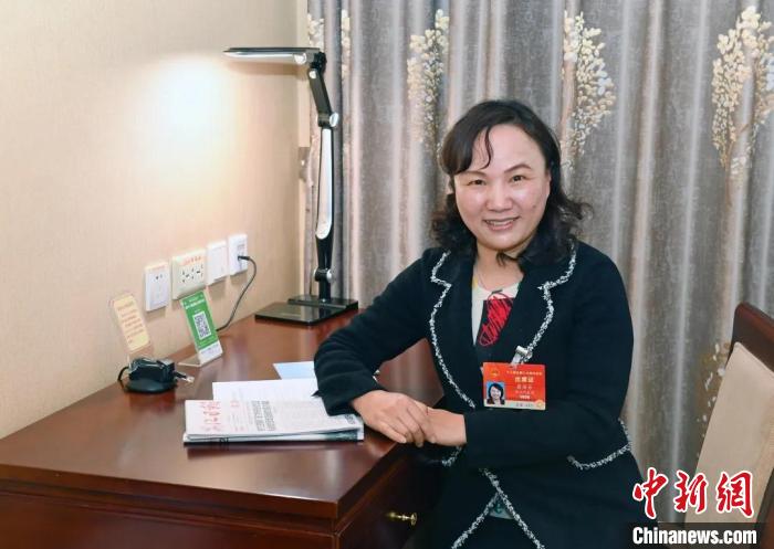 全國(guó)人大代表，浙江省臺(tái)州市椒江區(qū)大陳實(shí)驗(yàn)學(xué)校校長(zhǎng)、黨支部書記翁麗芬 蔡榮章 攝