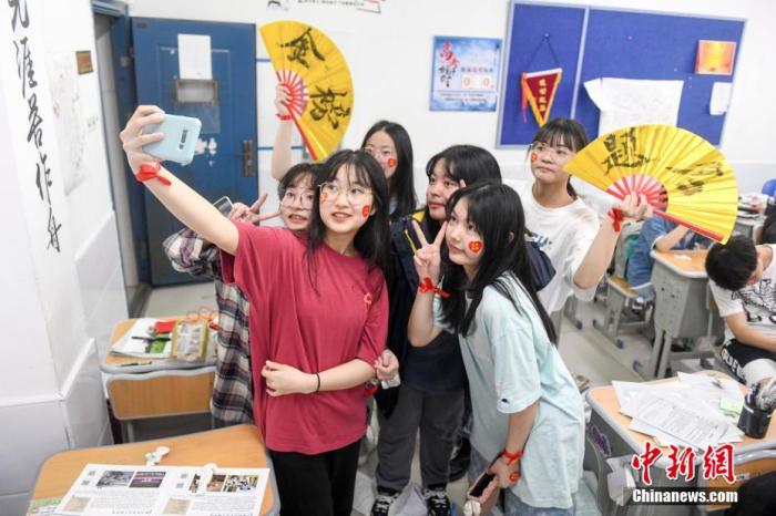 資料圖：6月6日，2021年高考前夕，湖南長(zhǎng)沙同升湖實(shí)驗(yàn)學(xué)校高三年級(jí)，考生們?cè)诮淌覂?nèi)合影。 楊華峰 攝