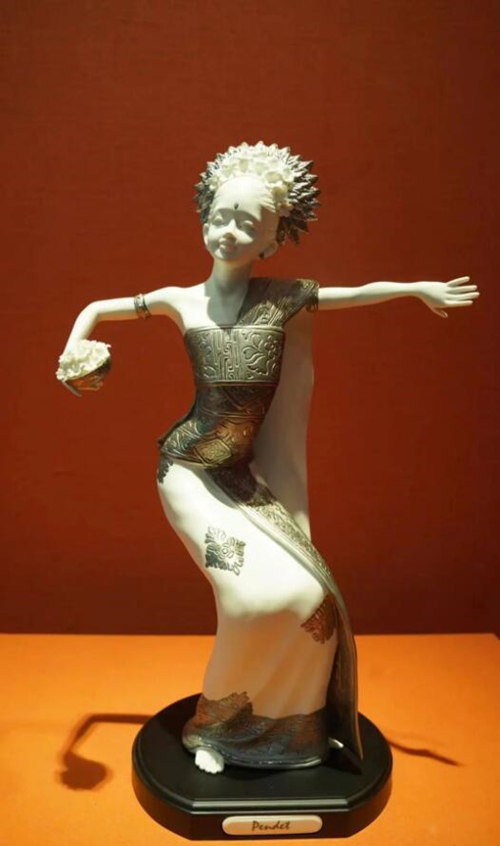 2013年10月，時任印度尼西亞總統(tǒng)蘇西洛贈送習(xí)近平主席的鑲錫瓷塑舞者。