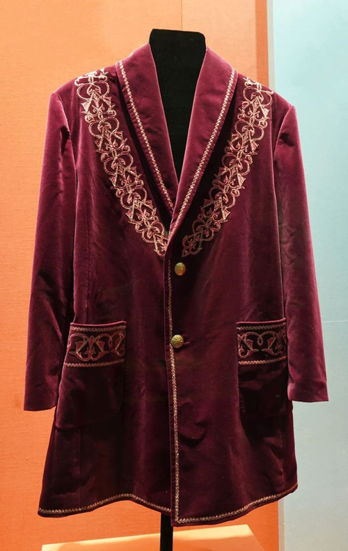 2013年9月，時(shí)任哈薩克斯坦總統(tǒng)納扎爾巴耶夫贈送習(xí)近平主席的哈薩克斯坦民族服裝。